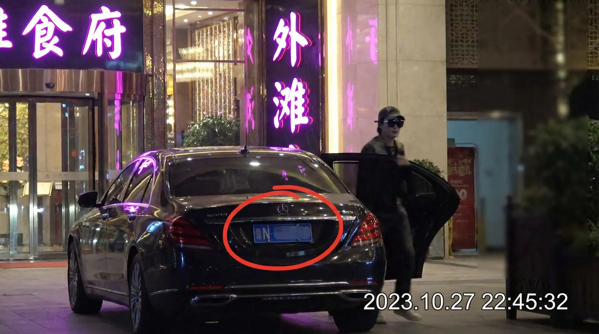 彩世界官网 - 豪车餐厅外偷拍